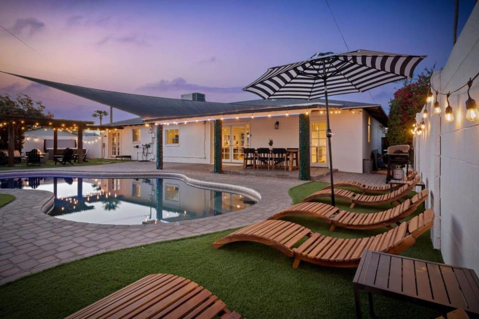 Party at The Palm - Pool, Hot Tub, Pergola with Fire Pit & Much More House in Scottsdale