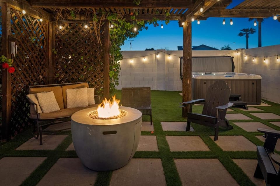 Party at The Palm - Pool, Hot Tub, Pergola with Fire Pit & Much More House in Scottsdale