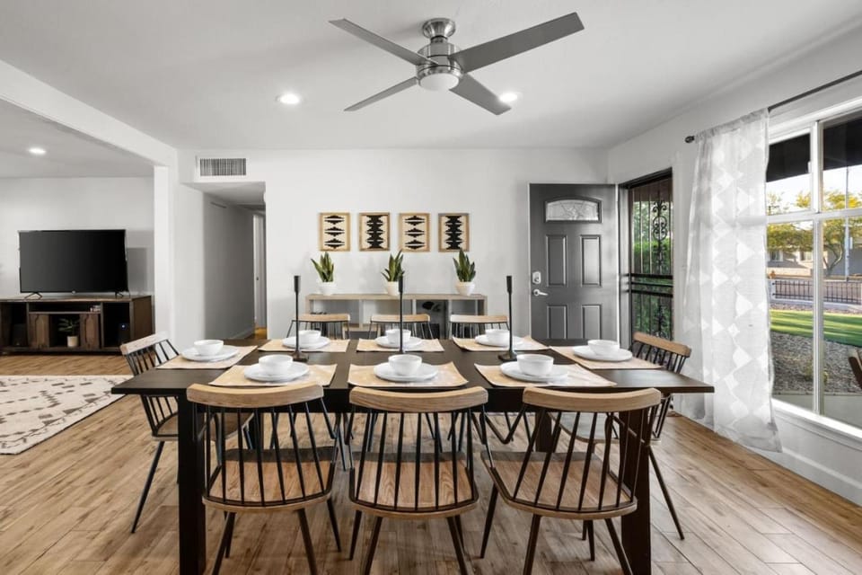 Party at The Palm - Pool, Hot Tub, Pergola with Fire Pit & Much More House in Scottsdale