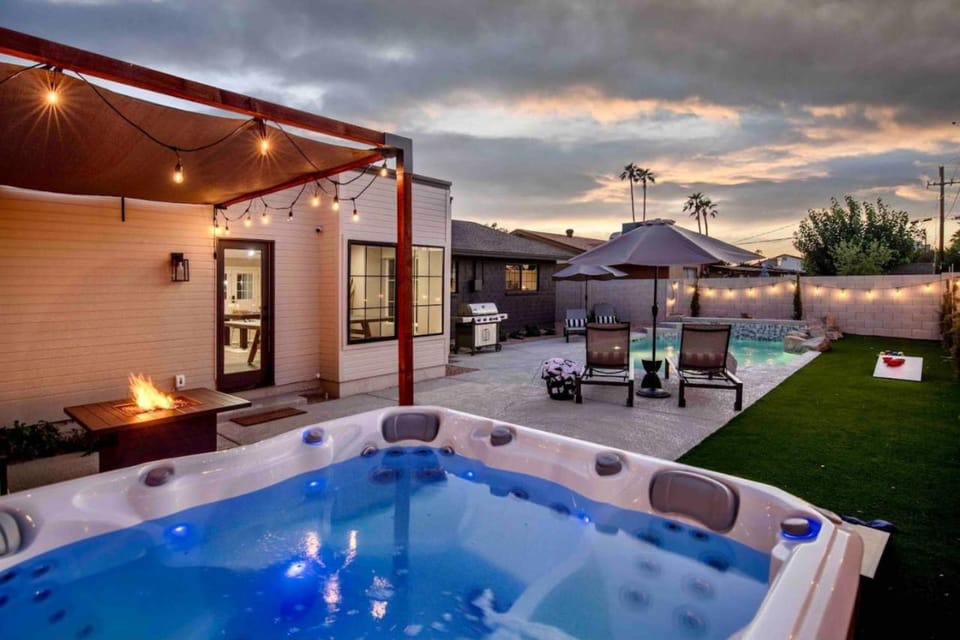 Pure Elegance in Old Town Scottsdale - Pool, Hot Tub, Fire Pit & Ping-Pong House in Scottsdale