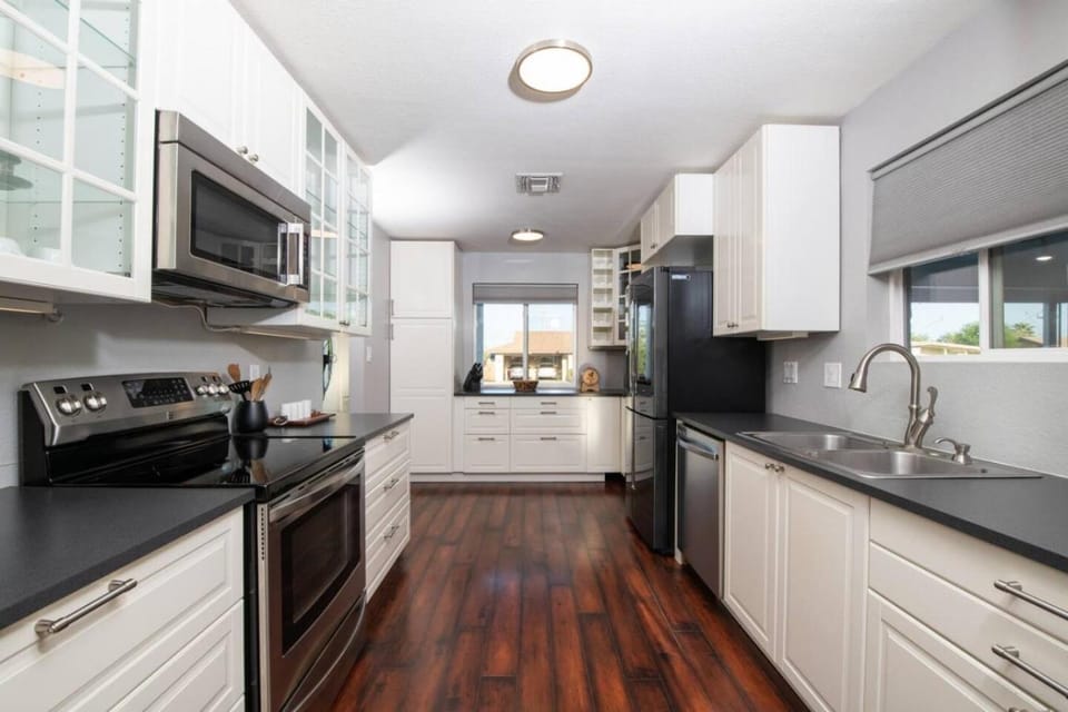 3Bedroom 2Bath near ASU with Heated Pool, Hot Tub, & Massive Putting Green House in Tempe