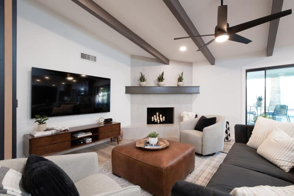 4Bedroom 3Bath with Billiards, Ping-Pong, Heated Pool, Hot Tub, Fire Pit & More House in Scottsdale