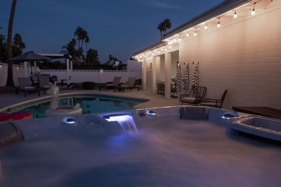 4Bedroom 3Bath with Billiards, Ping-Pong, Heated Pool, Hot Tub, Fire Pit & More House in Scottsdale