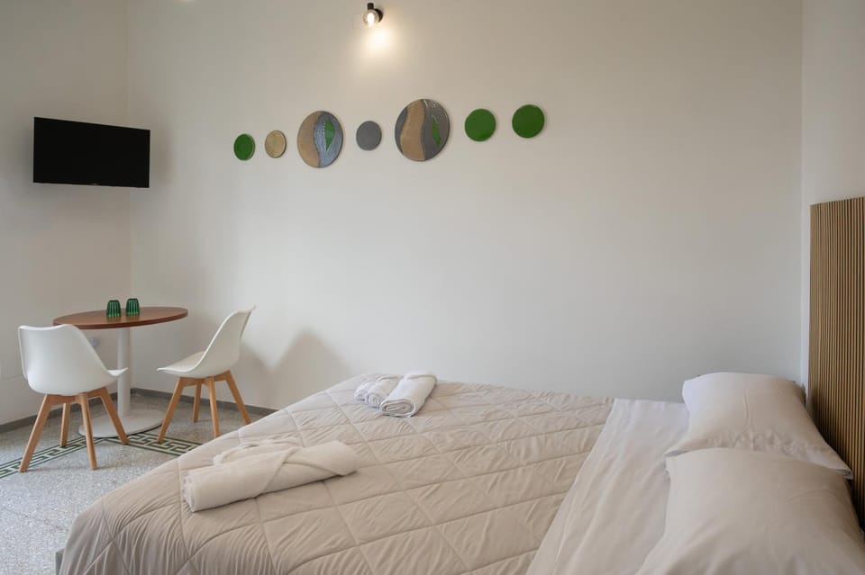Bed, TV and multimedia, Photo of the whole room, Bedroom