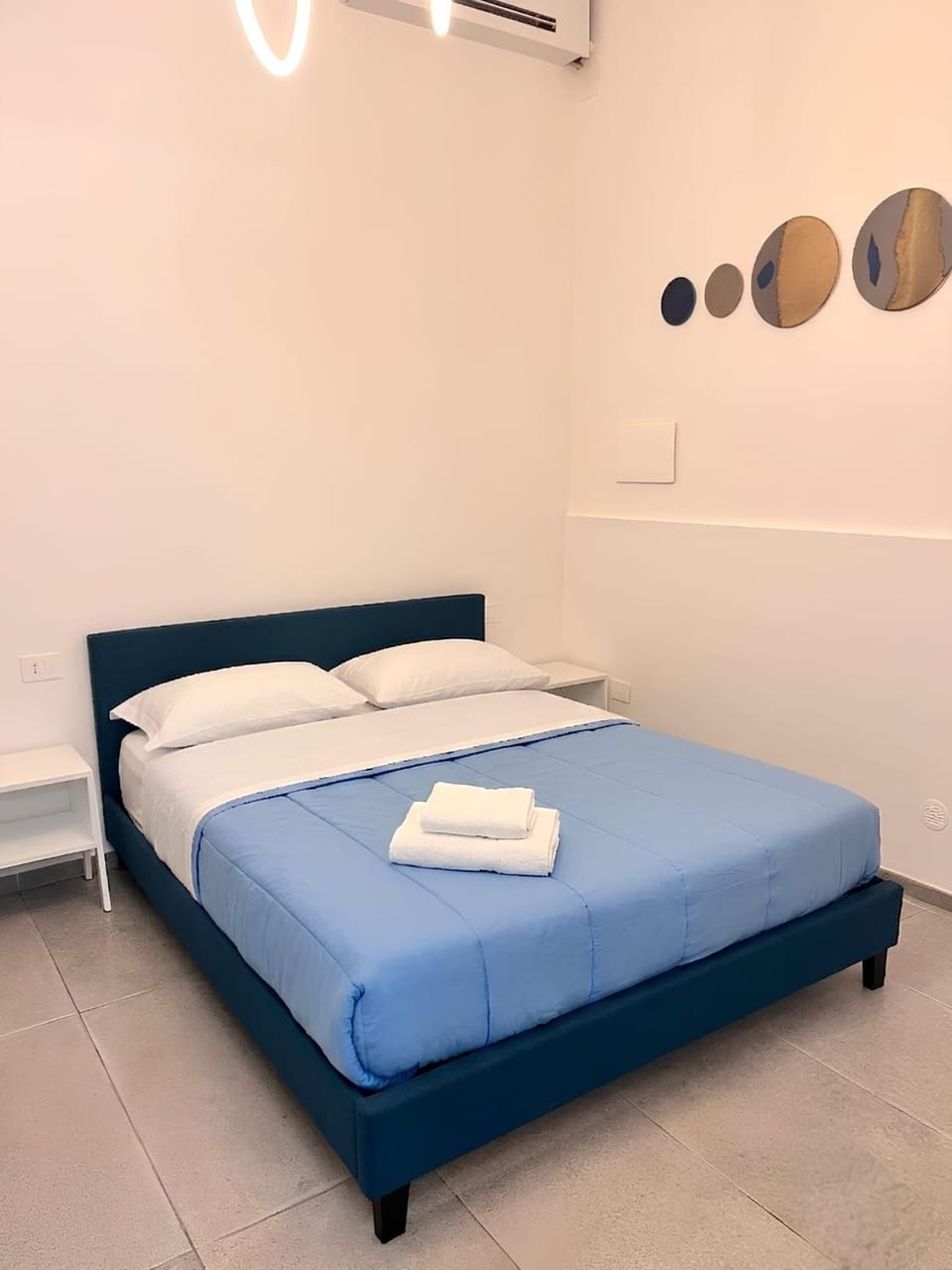 Bed, Photo of the whole room, Bedroom, towels, air conditioner