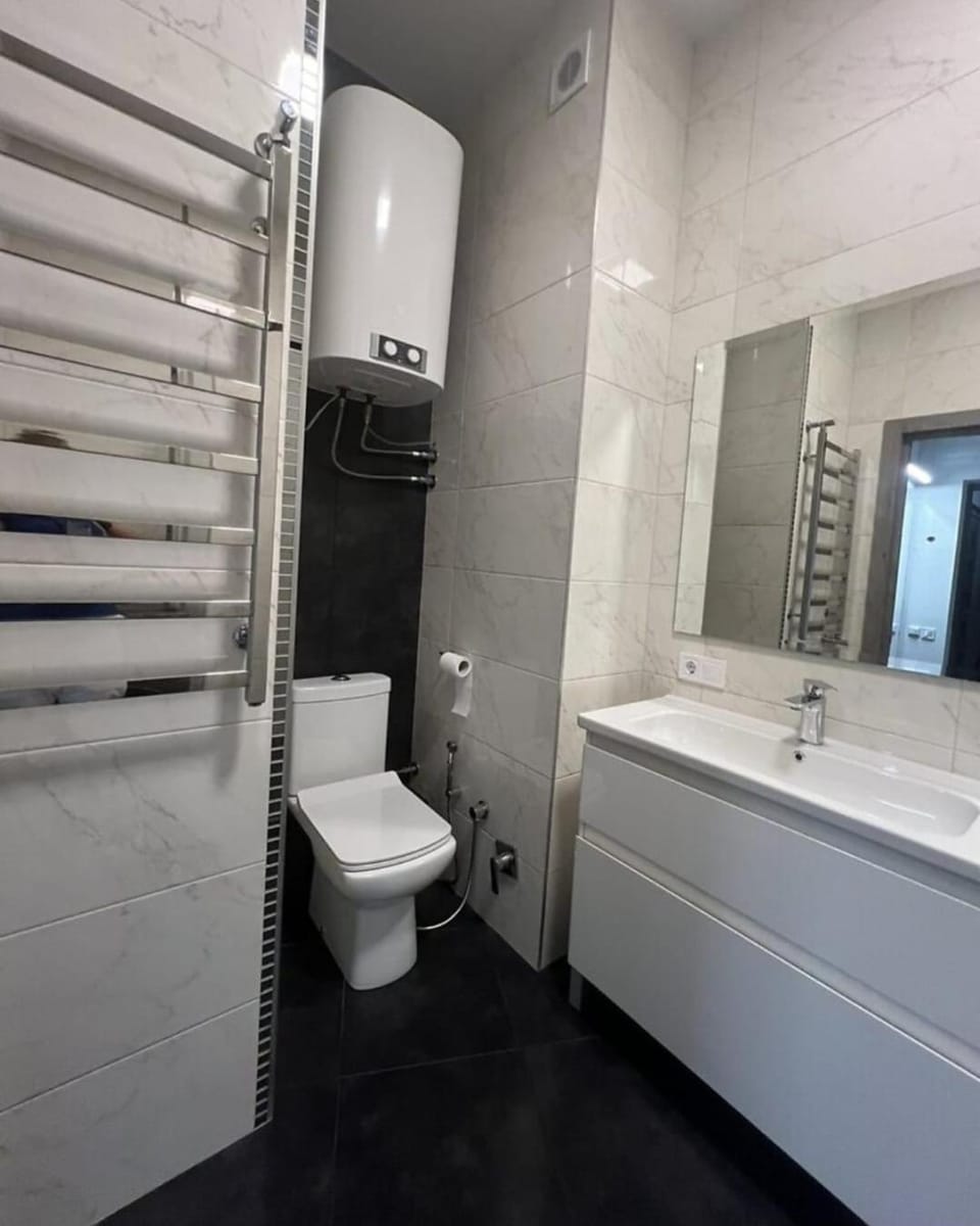 Shower, Toilet, towels