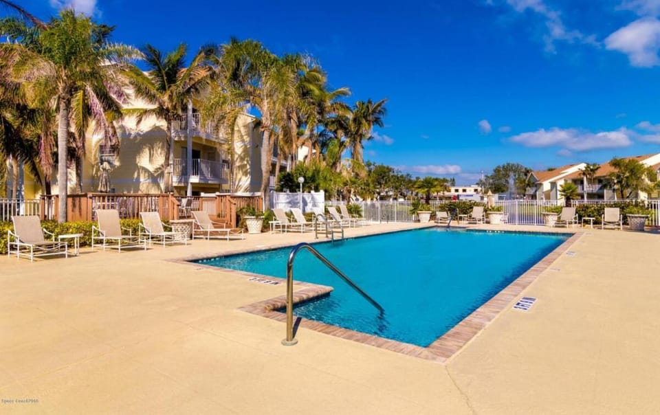 Luxury Beachside Condo - Half Mile from Beach House in Melbourne
