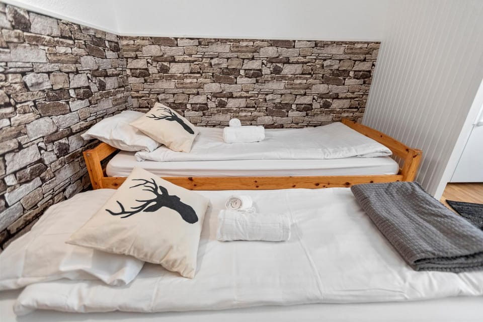 Bed, Bedroom, towels