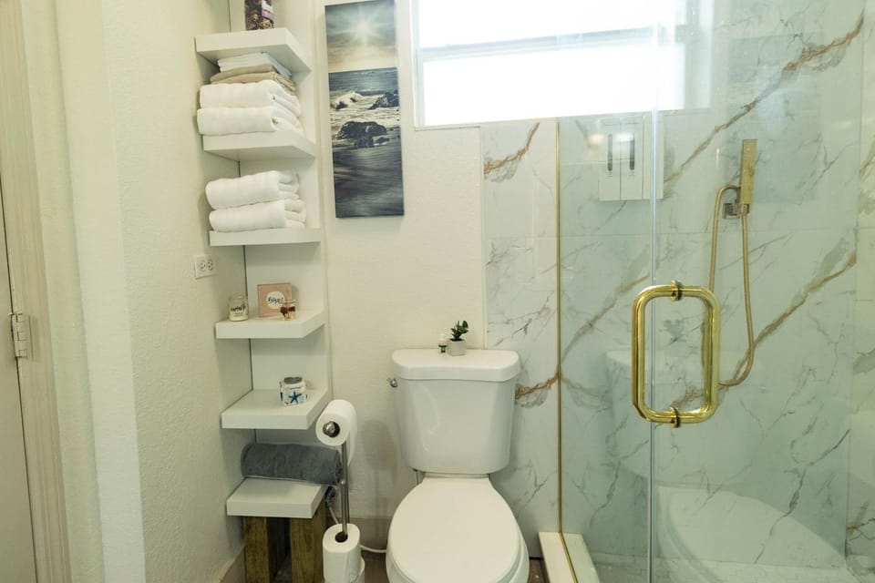 Shower, Toilet, Bathroom, towels