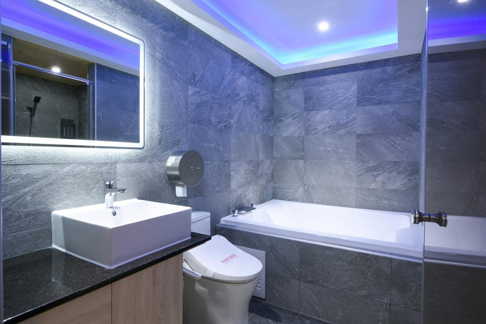 Shower, Toilet, Bathroom, Bath, towels