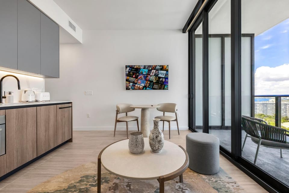 TV and multimedia, Living room, Seating area, Dining area