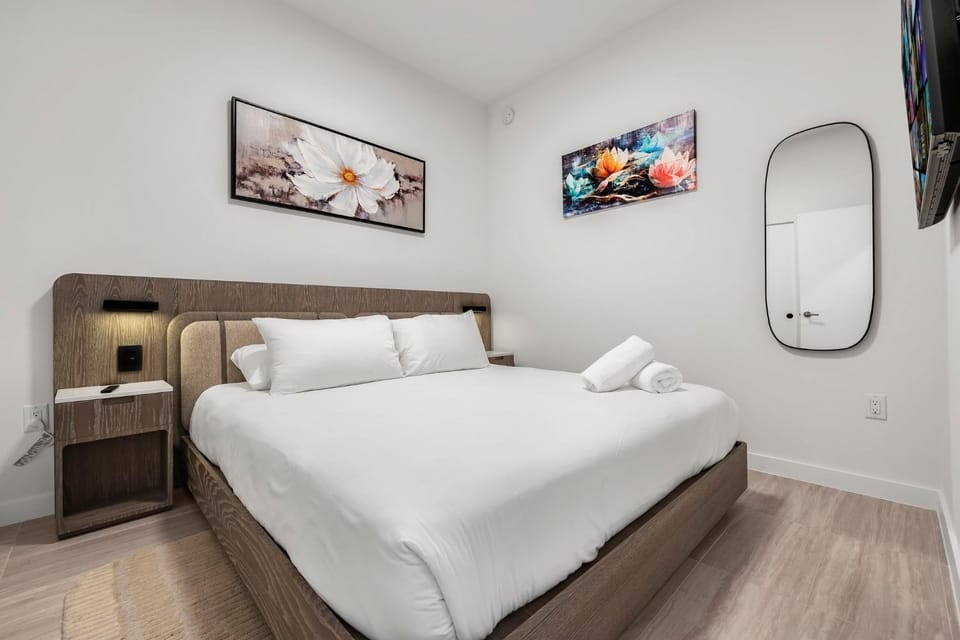 Bed, TV and multimedia, Bedroom