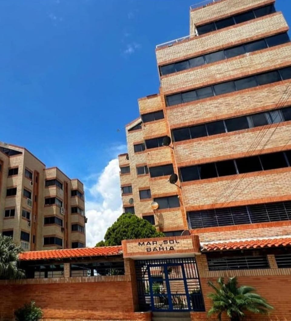 Apartamento Familiar bien ubicado en el Centro de Tucacas con vista al Mar Apartment in Venezuela