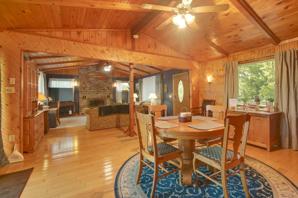 Lakefront Escape: Waterfront Lake Champlain Home House in North Hero