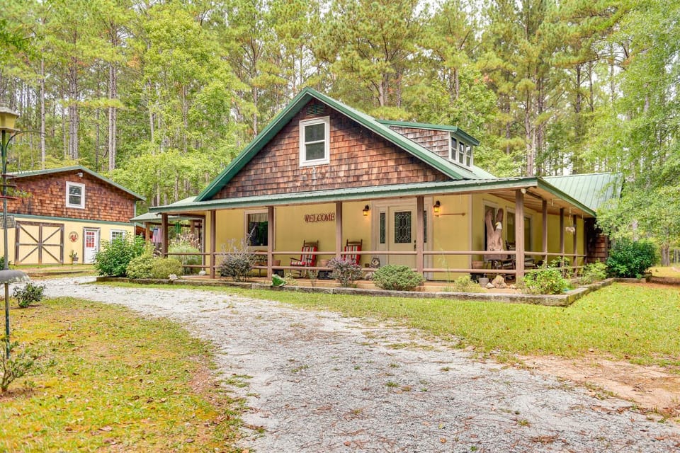 Forested Family Hideaway Near Lake Sinclair! House in Lake Sinclair
