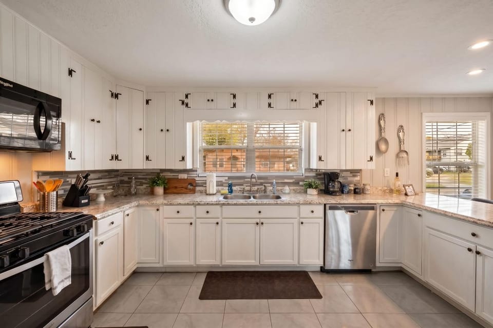 Baytown Getaway Patios BBQ Family-Friendly House in Baytown