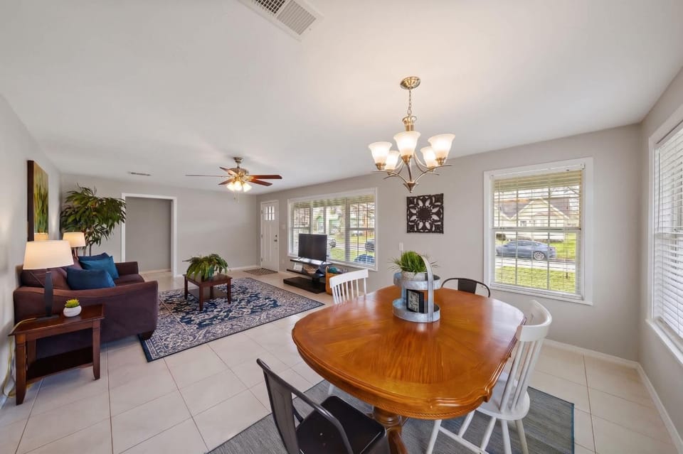 Baytown Getaway Patios BBQ Family-Friendly House in Baytown