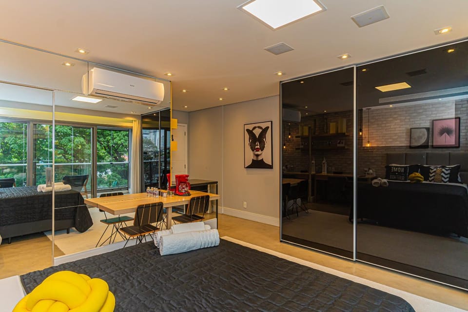 TV and multimedia, Kitchen or kitchenette, Living room, Seating area, Dining area, fireplace, air conditioner