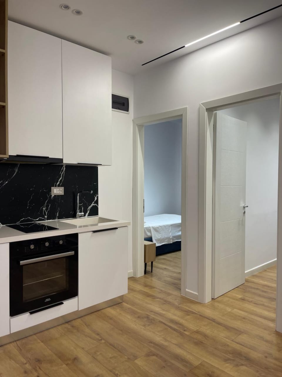 Kitchen or kitchenette, minibar, oven, stove