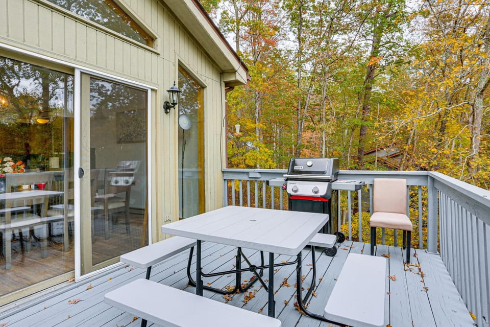 Luxury Home w/ Game Room, 4 Mi to Bushkill Falls! House in Middle Smithfield