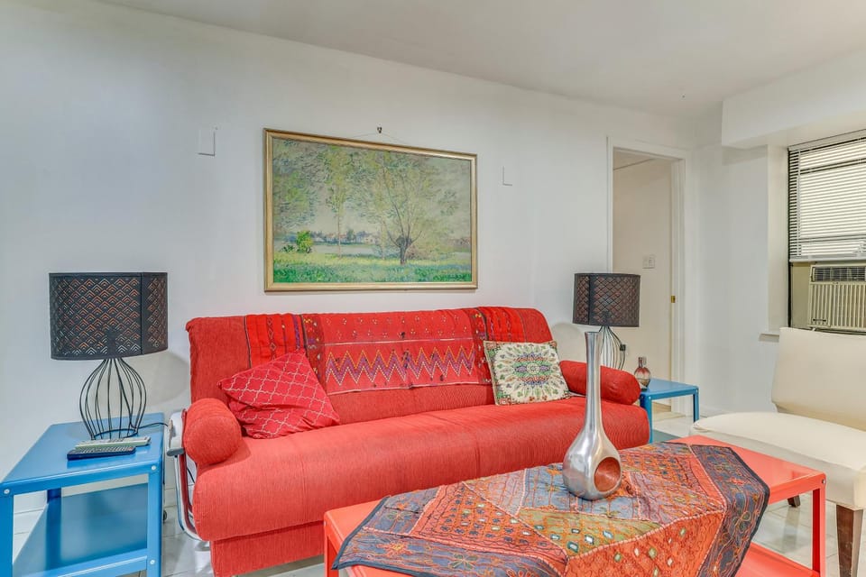Easy NYC Commute: Getaway Near MetLife Stadium! House in North Bergen