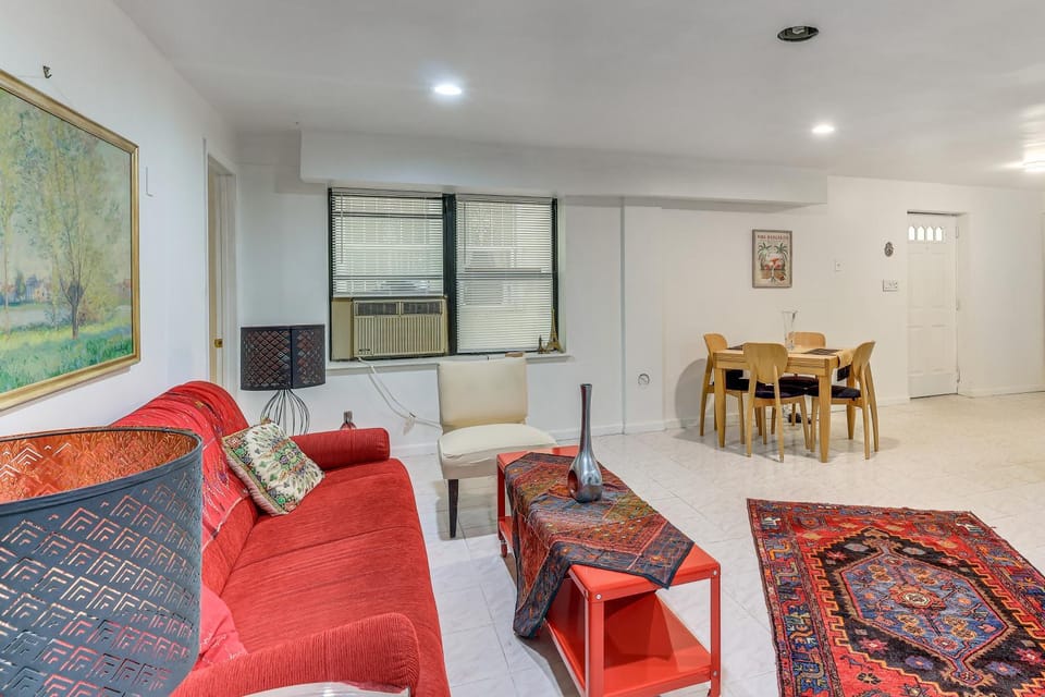 Easy NYC Commute: Getaway Near MetLife Stadium! House in North Bergen