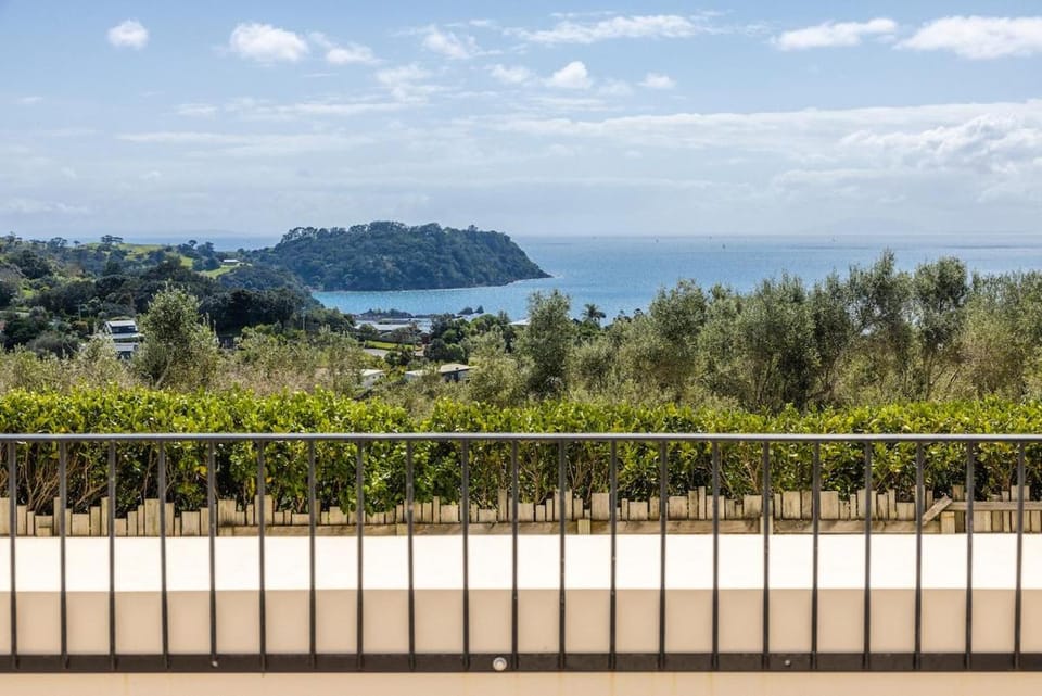 Onetangi Estate including cottage by Waiheke Pure Villa in Auckland Region