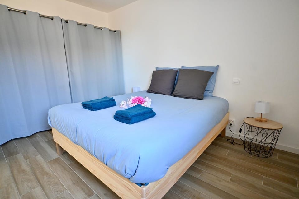 Bed, Photo of the whole room, Bedroom, towels, towels