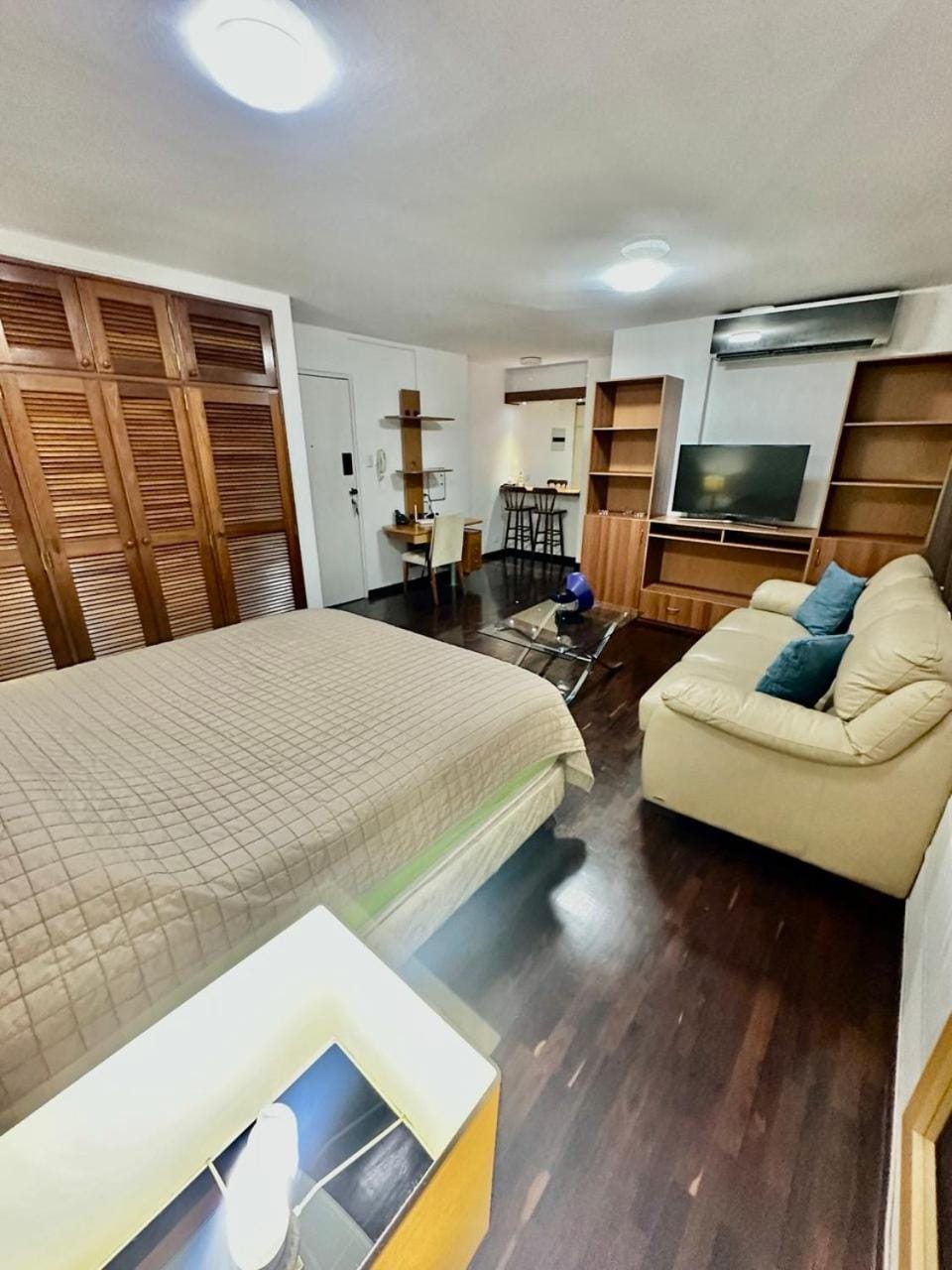 Bed, TV and multimedia, Living room, Photo of the whole room, Seating area