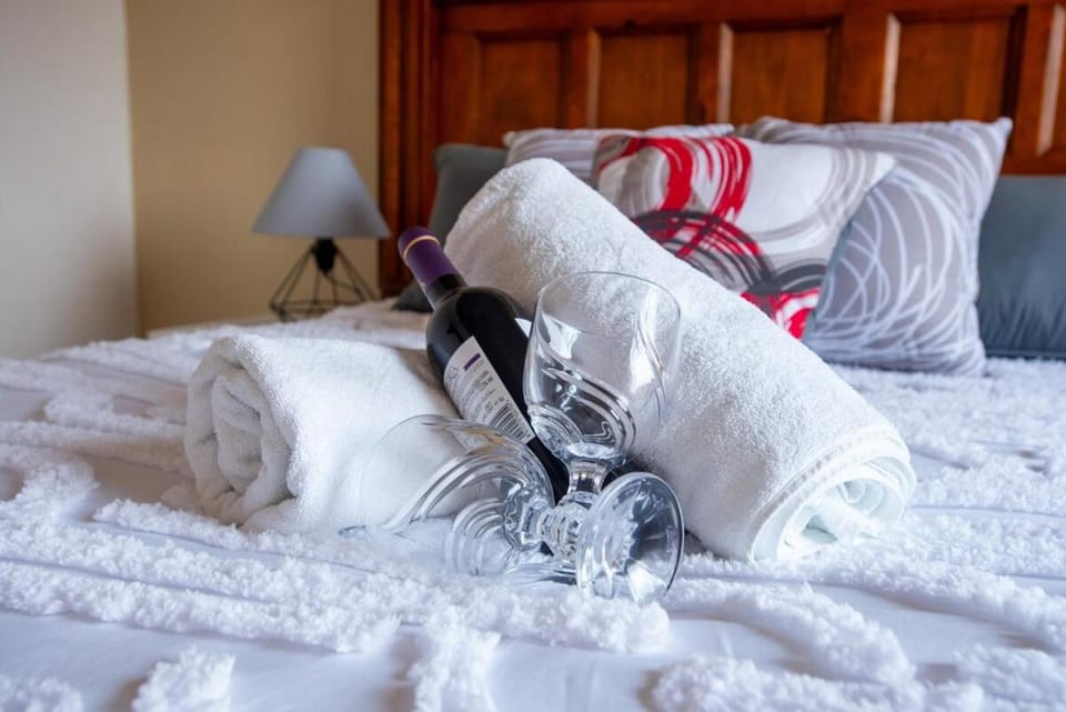 Bed, Bedroom, towels