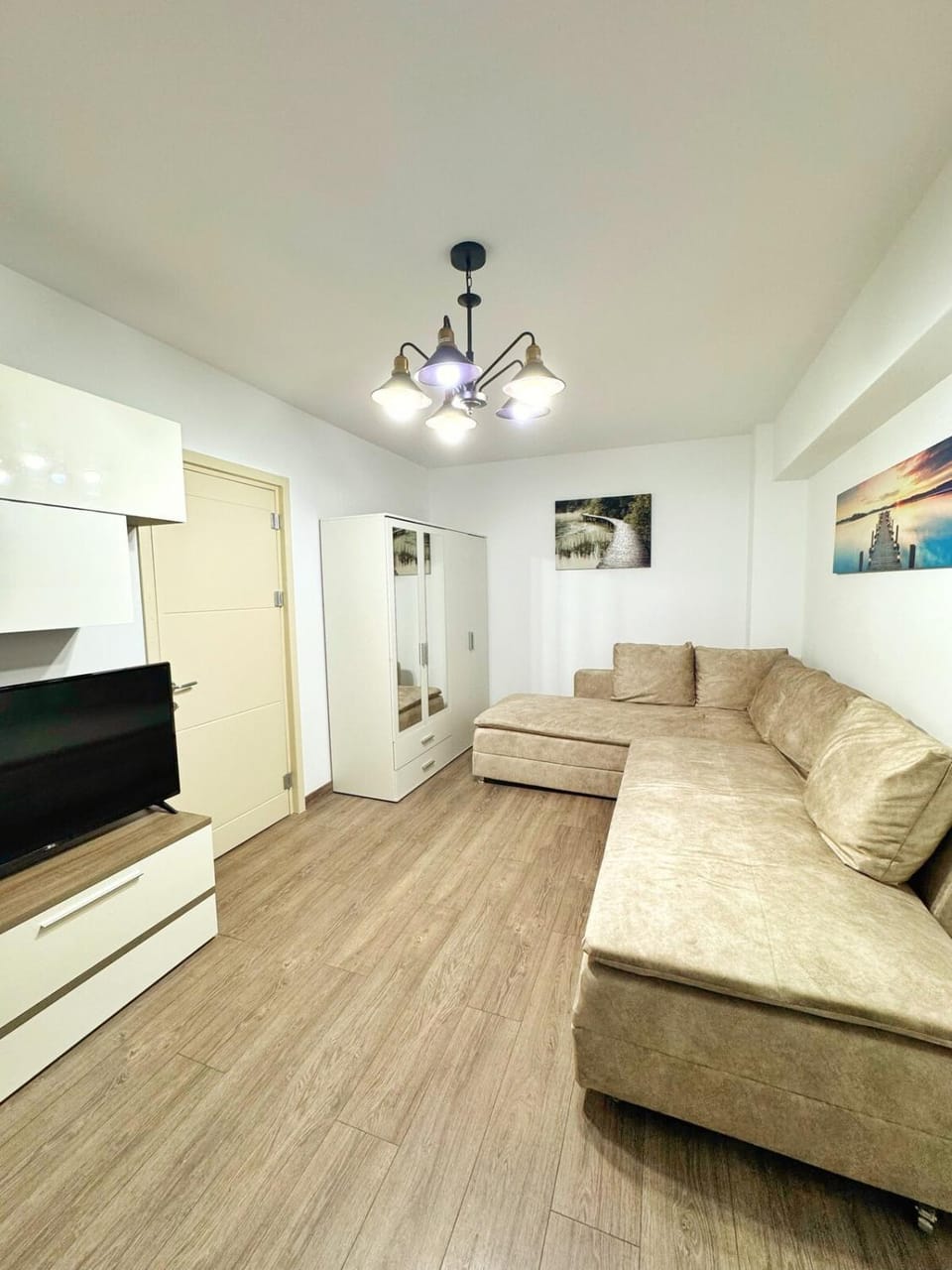 Cozy 2 Bedrooms Apt with Balcony - Near Hospitals Apartment in Romania
