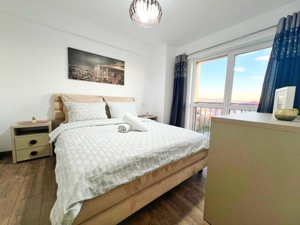 Cozy 2 Bedrooms Apt with Balcony - Near Hospitals Apartment in Romania