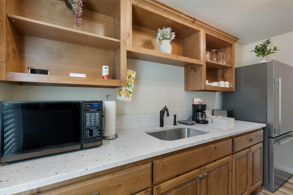 Coffee/tea facilities, Kitchen or kitchenette, oven, kitchen