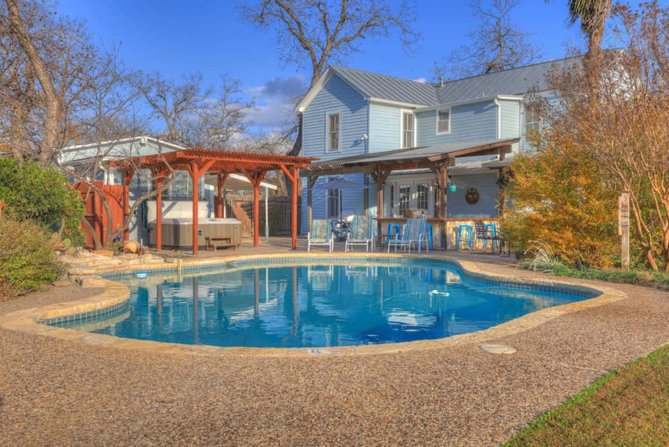 Swimming pool