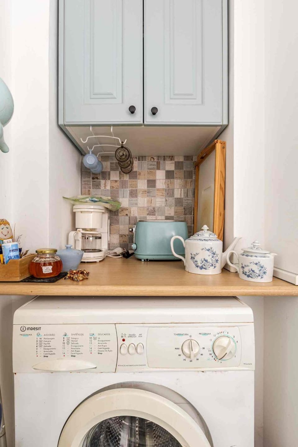 Kitchen or kitchenette, toaster, washing machine
