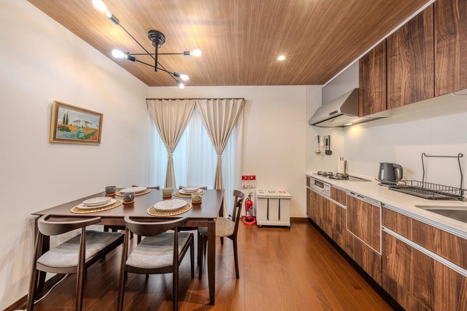 Kitchen or kitchenette, Dining area