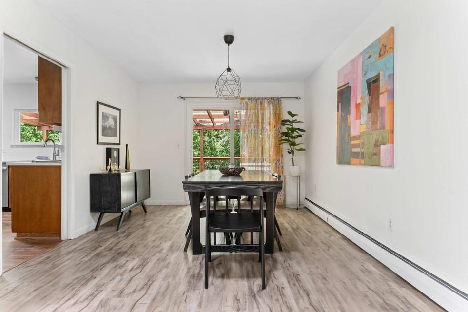 Relaxing River Retreat Near Moms Beach with Patio House in Russian River