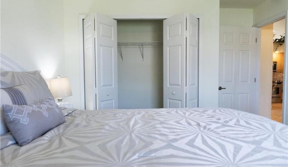 Sunshine paradise retreat with heated pool and canal access House in Cape Coral
