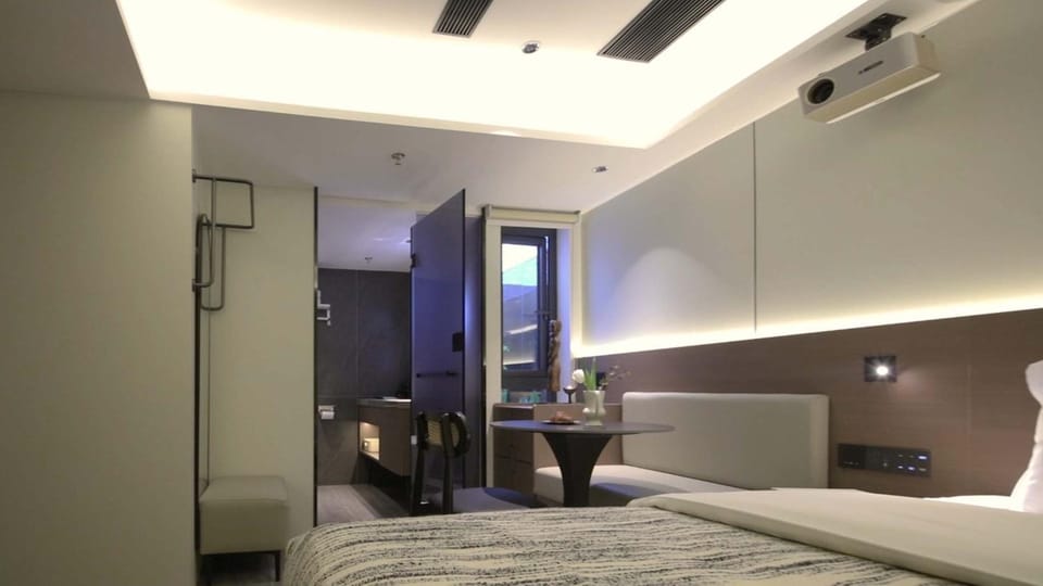 Bed, Seating area, Bedroom