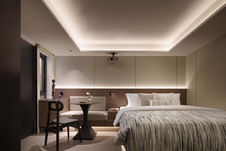 Bed, Seating area, Bedroom