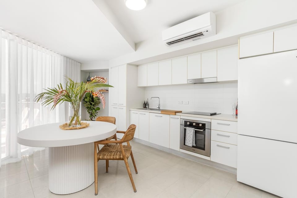 Coffee/tea facilities, Kitchen or kitchenette, Dining area, dishwasher, oven, stove, toaster, air conditioner