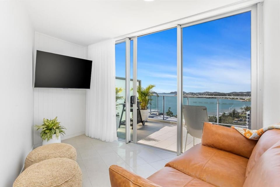 TV and multimedia, View (from property/room), Living room, Seating area, Sea view