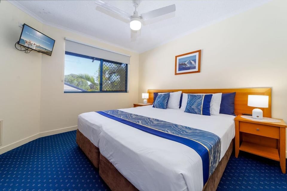 Bed, TV and multimedia, Bedroom