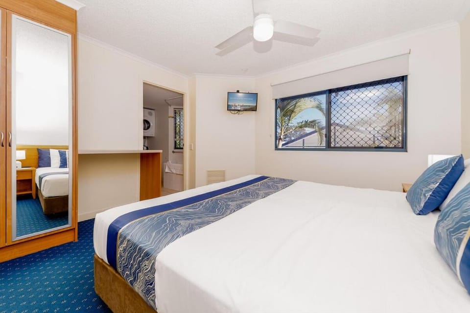 Bed, TV and multimedia, Bedroom