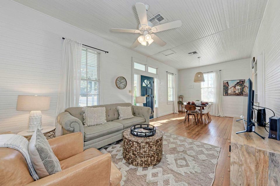Moment in Time - Hot Tub & Fire Pit House in Fredericksburg