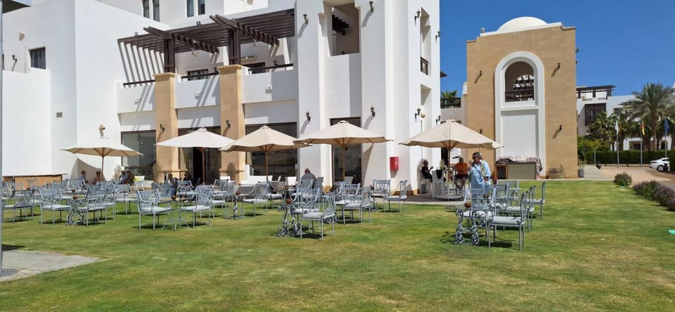 Property building, Patio, Restaurant/places to eat, Restaurant/places to eat, Day, Golfcourse, Golfcourse, Lounge or bar, Swimming pool, Breakfast, Sunrise