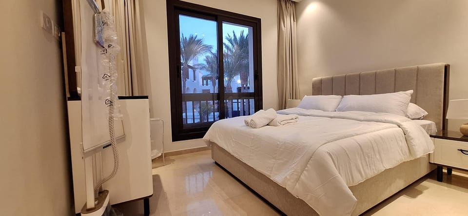 Bed, Golfcourse, Bathroom, Photo of the whole room, Bedroom, Pool view, Swimming pool, flat iron, hair dryier, internet, wardrobe, air conditioner