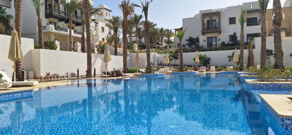 Property building, Day, Balcony/Terrace, Pool view, Swimming pool, sunbed