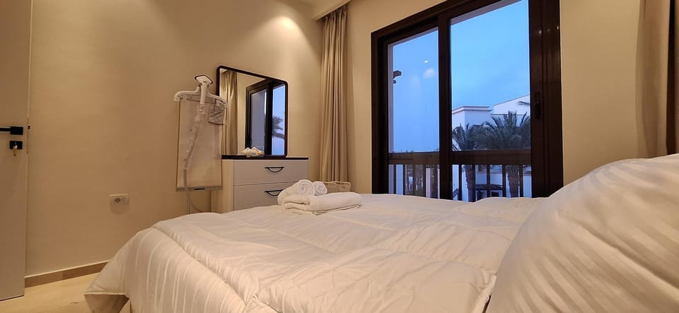 Bed, Bathroom, Photo of the whole room, Bedroom, towels
