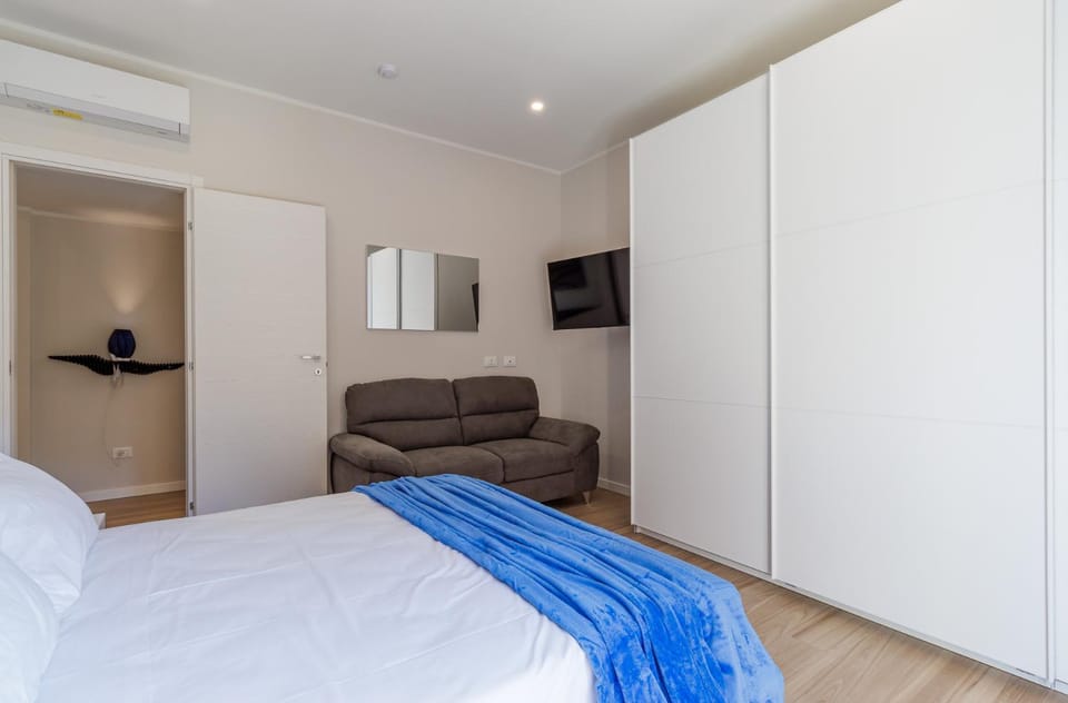 TV and multimedia, Balcony/Terrace, Bedroom, wardrobe